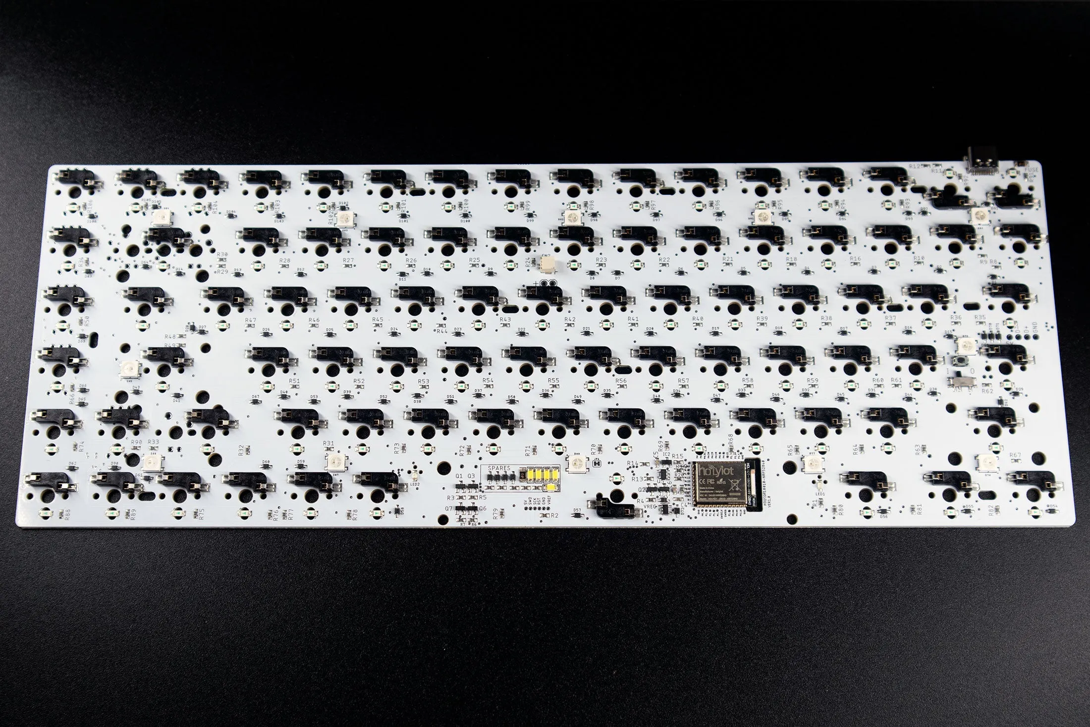 BT75 - 75% Wireless Hotswap Tray Mount PCB with RGB underglow and white LED