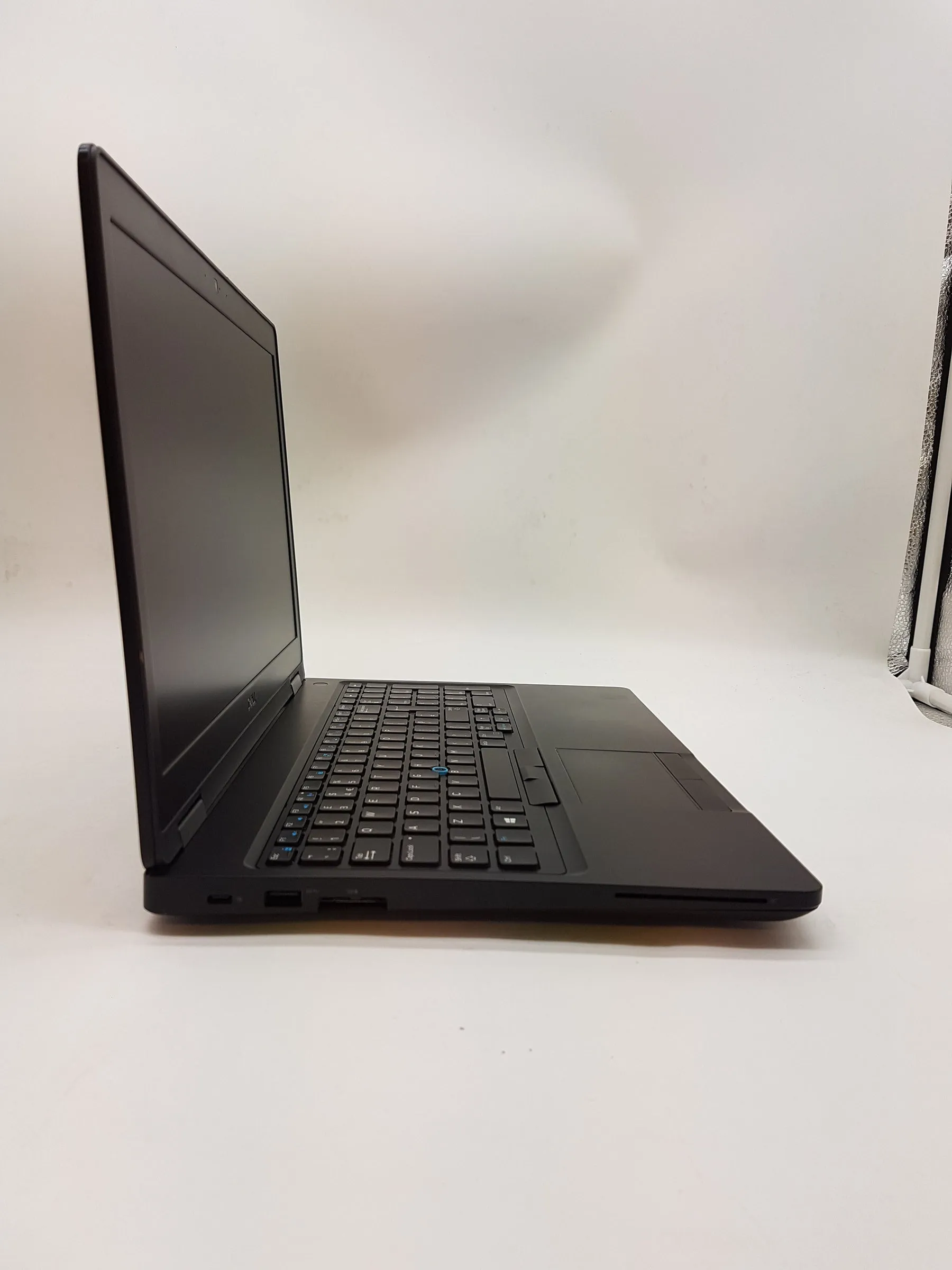 Dell Latitude 5590 Laptop Intel i5-8250U 8GB 256GB SSD 15.6" Win11 Pro - Refurbished MRG