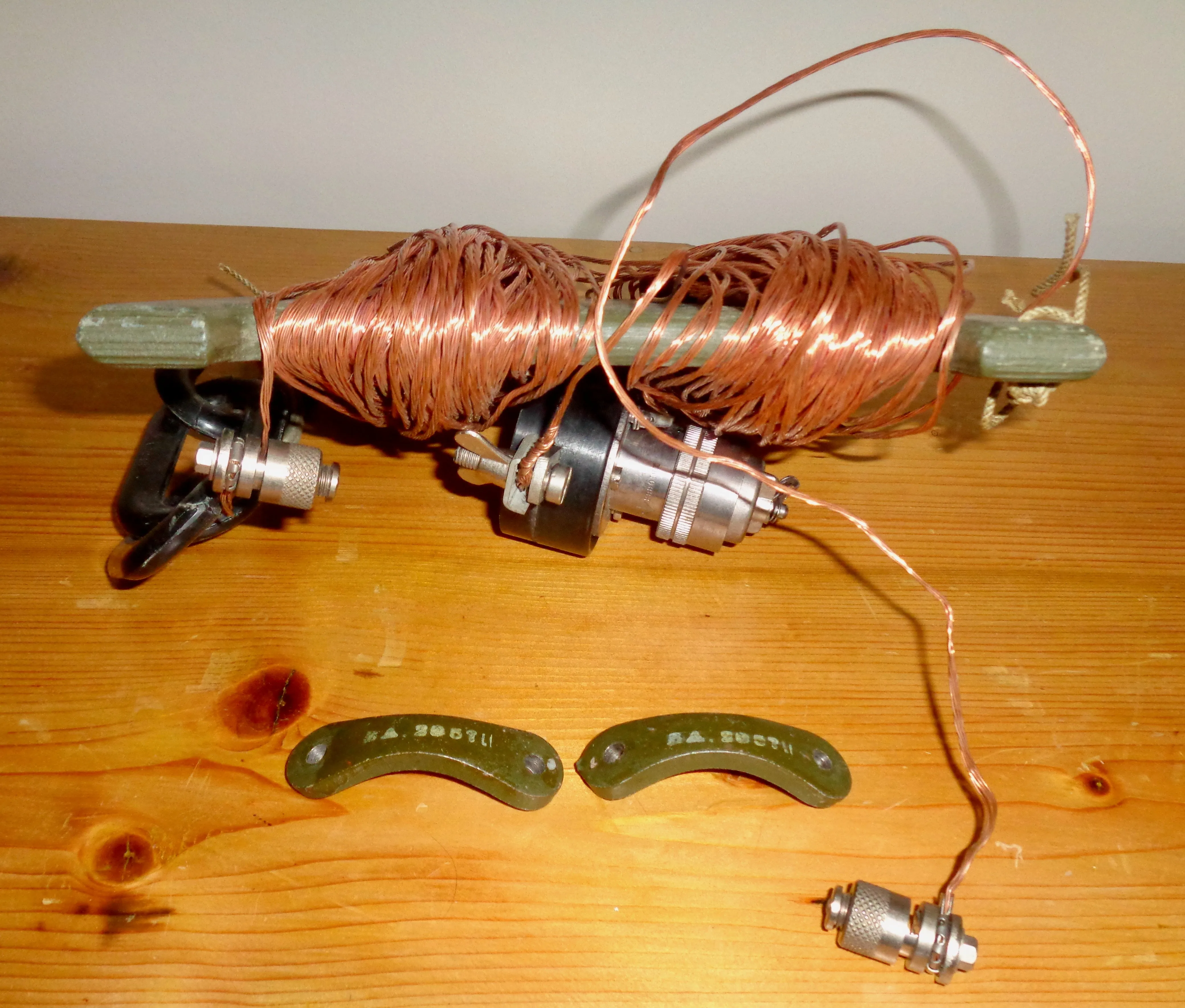 WW2 WS22 ZA30426 Couplings Dipole Aerial No.2 Mk1 With ZA29517 Bobbin And Link Insulators